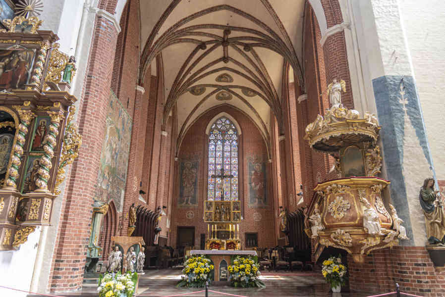 Polonia - Torun 035 - catedral de los Santos Juan Bautista y Juan Evangelista.jpg